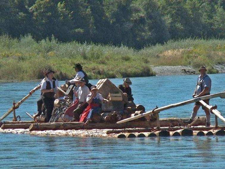 Floßfahrt für Flößerfilm "Fahr ma obi am Wasser"