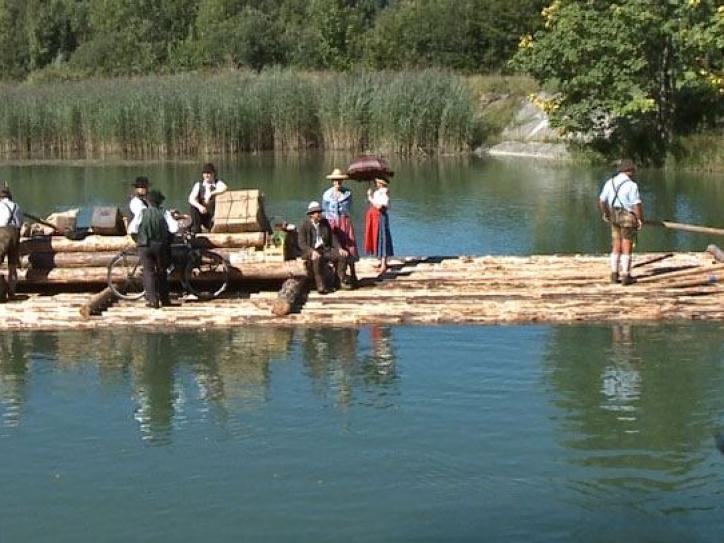 Floßfahrt für Flößerfilm "Fahr ma obi am Wasser"