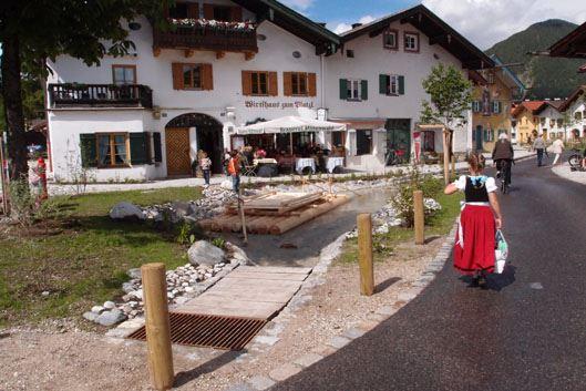 Floß und Flößerdenkmal in Mittenwald