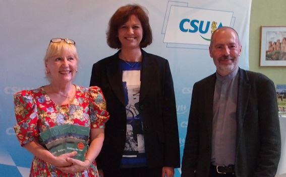 Ministerin Aigner erhält Isar- & Loisachbuch 2015